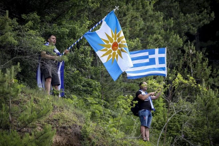 Πρέσπες: Οι καμπάνες στους Ψαράδες άρχισαν να χτυπούν πένθιμα μετά την υπογραφή της συμφωνίας για το «Βόρεια Μακεδονία»